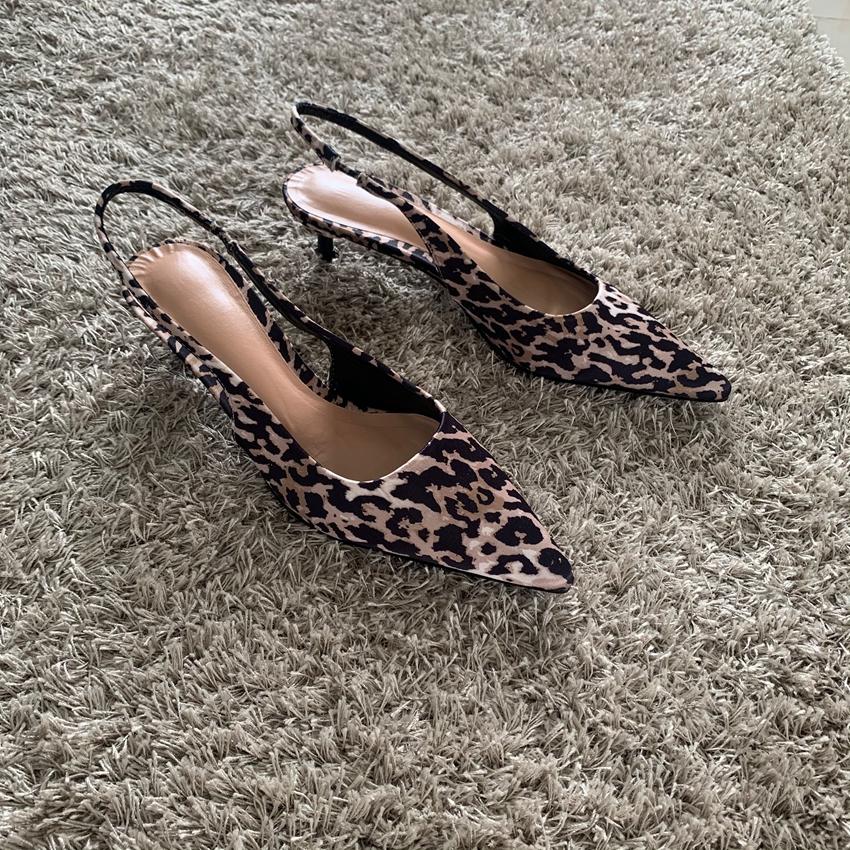 

Женские туфли на высоком каблуке с леопардовым принтом, женские сандалии, летняя мода, остроносые туфли на низком каблуке, слинги, элегантная женская обувь на каблуке 37