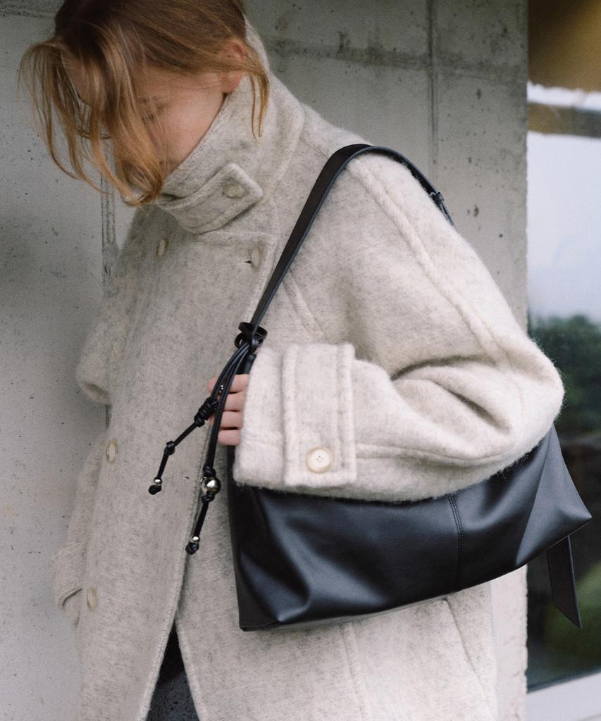 Ovhee Tave Shoulder Bag_Black