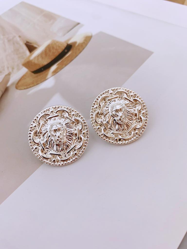 Fashionable vintage lion head round earrings for women, made of zinc alloy