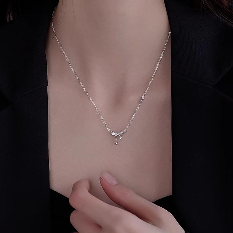Elegant Sparkly Bow Necklace for Women - Versatile, High-End Fashion Accessory