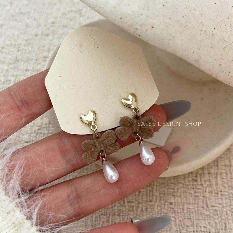 Elegant Heart Bow Pearl Silver Stud Earrings: Luxury Autumn/Winter Accessories