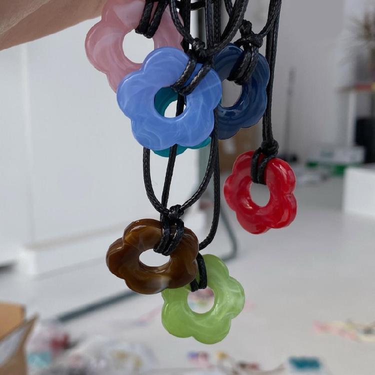 Acrylic Material Flower Neck Jewelry Pendant Choker Suitable for Any Occasion
