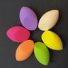 Vielseitiger latexfreier Make-up-Foundation-Schwamm-Blender in lebhaften Farben und schräger Form