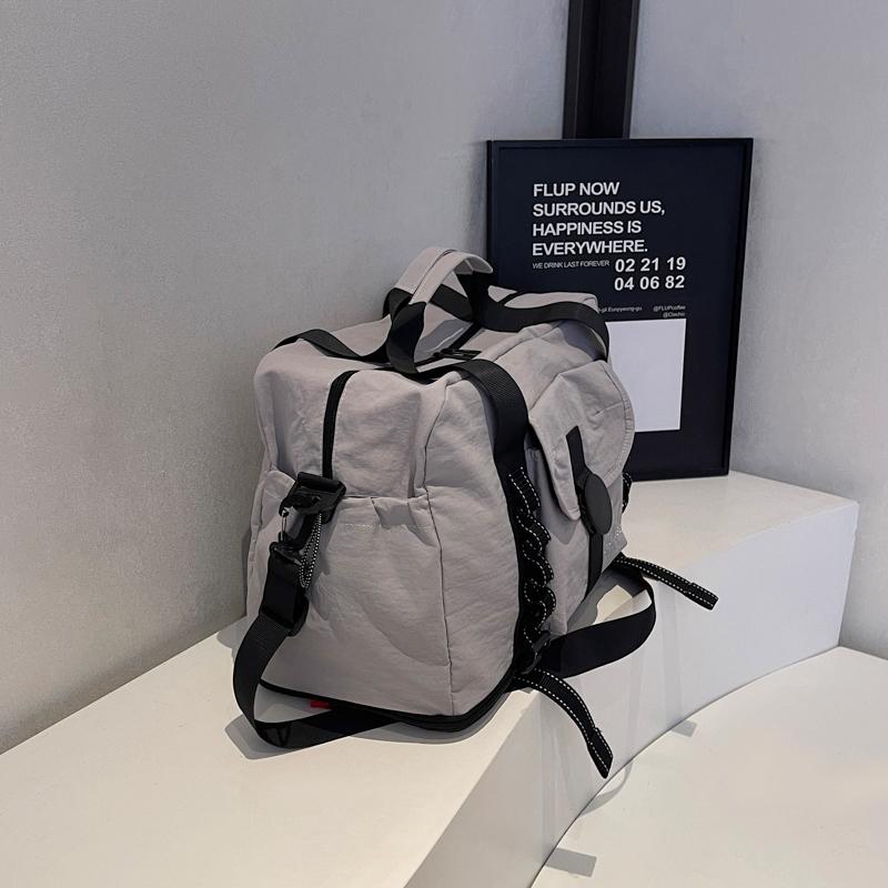 Fashionable Travel Duffel Bag with Adjustable Strap Multiple Pockets Large Capacity Weekend Carry On Bag