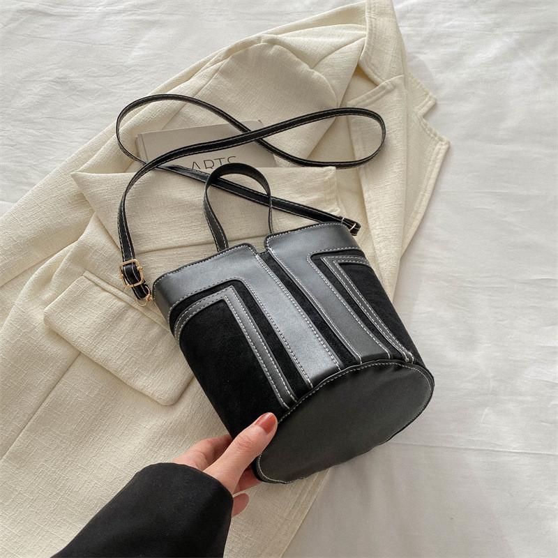 

Fashionable Color-blocked Women s Hand-held Small Bag 2024 Early Spring New Casual Simple Bucket Bag Retro Handbag Shoulder Bag чёрный