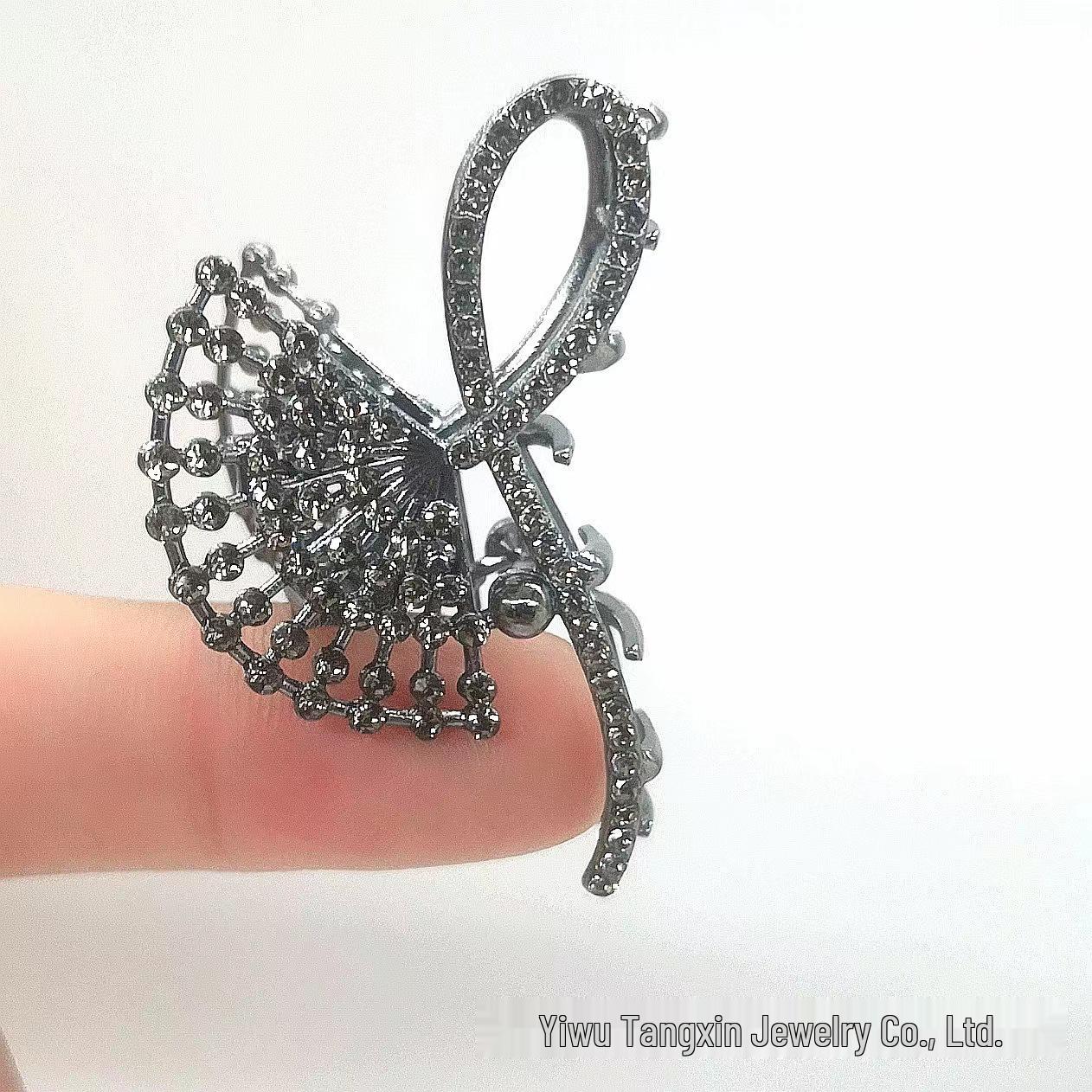 

Осенне-зимняя коллекция заколки-краба с кисточкой и камнем «кошачий глаз» - Универсальная сказочная прическа