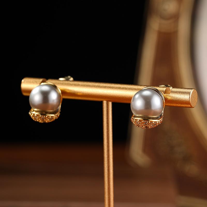 Women's Light Luxury Design Elegant Vintage Imitation Pearl Earrings Fashionable And Versatile Niche Design Earrings