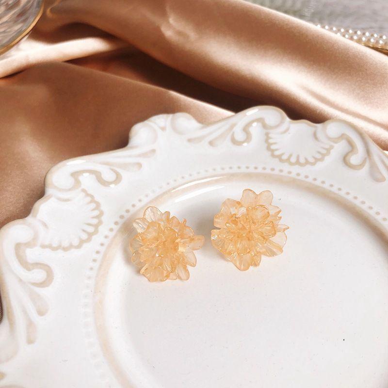 

Серьги-пусеты с белыми цветами - серебро 925 пробы, модные и милые весенне-летние аксессуары