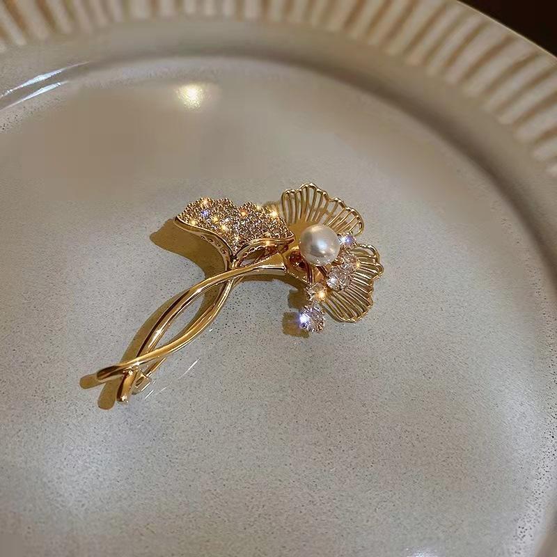 Ginkgo Leaf Imitation Pearl Brooch for Women Korean Fashion Brooch and Corsage Versatile for Suits and Overcoats