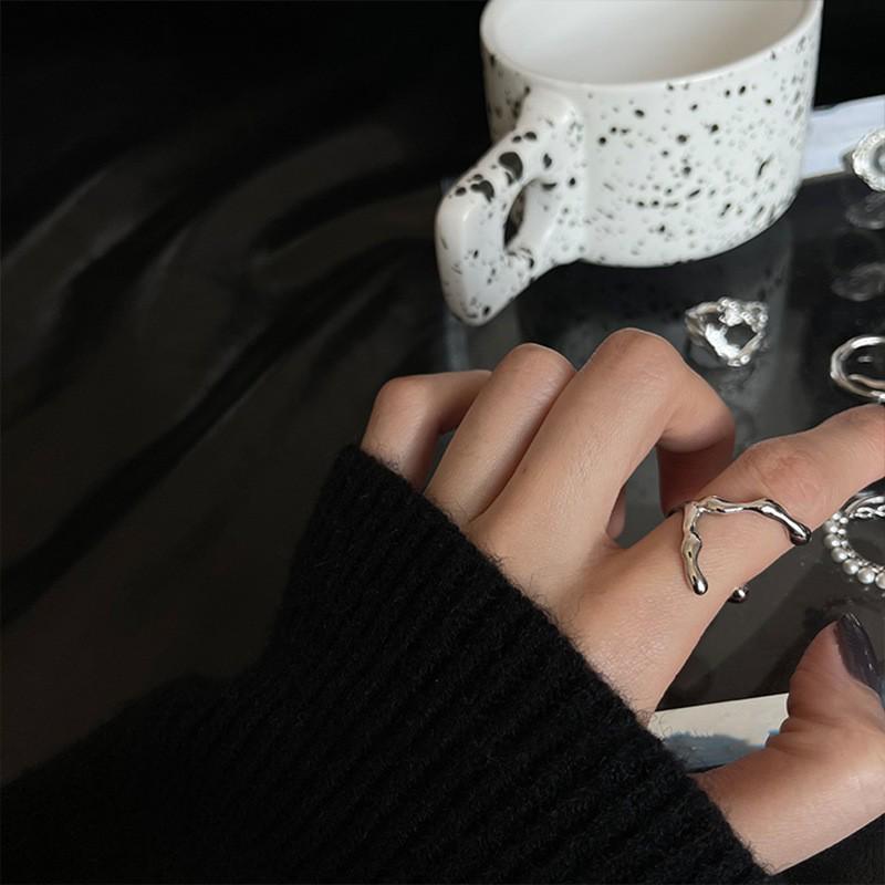 Nastavitelný Geometrický Prsten s Černým Zirkonem pro Ženy – Stylový, Špičkový, Trendy Design s Jedinečnou Osobností