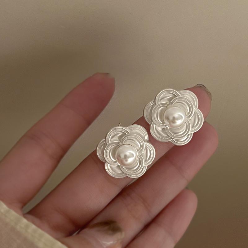 Multi-layer Flower Petal Pearl Stud Earrings Retro High-end Earrings Light Luxury Elegant Temperament Earrings Women
