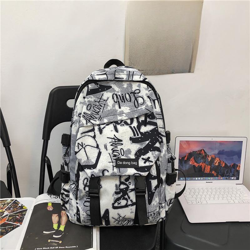 Ein Rucksack mit großem Fassungsvermögen für Studenten Ein trendiger Rucksack für Schüler der Ober- und Unterstufe