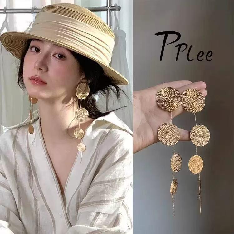 

Luxury Retro Metal Tassel Earrings - Trendy European & American Design, High-End Niche Statement Accessory.