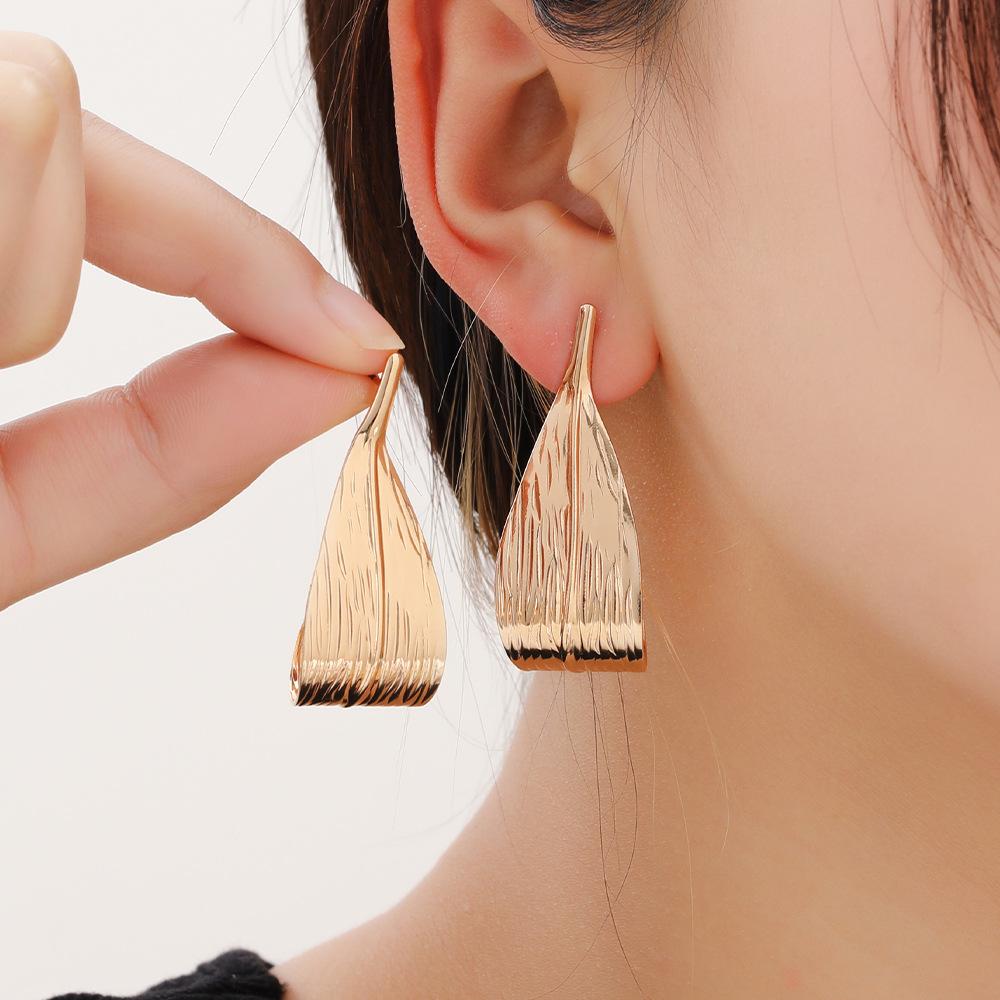 Individual Cold Wind Niche Earrings Metal Texture Curled Leaf Earrings Premium Light Luxury Earrings Earrings Earrings