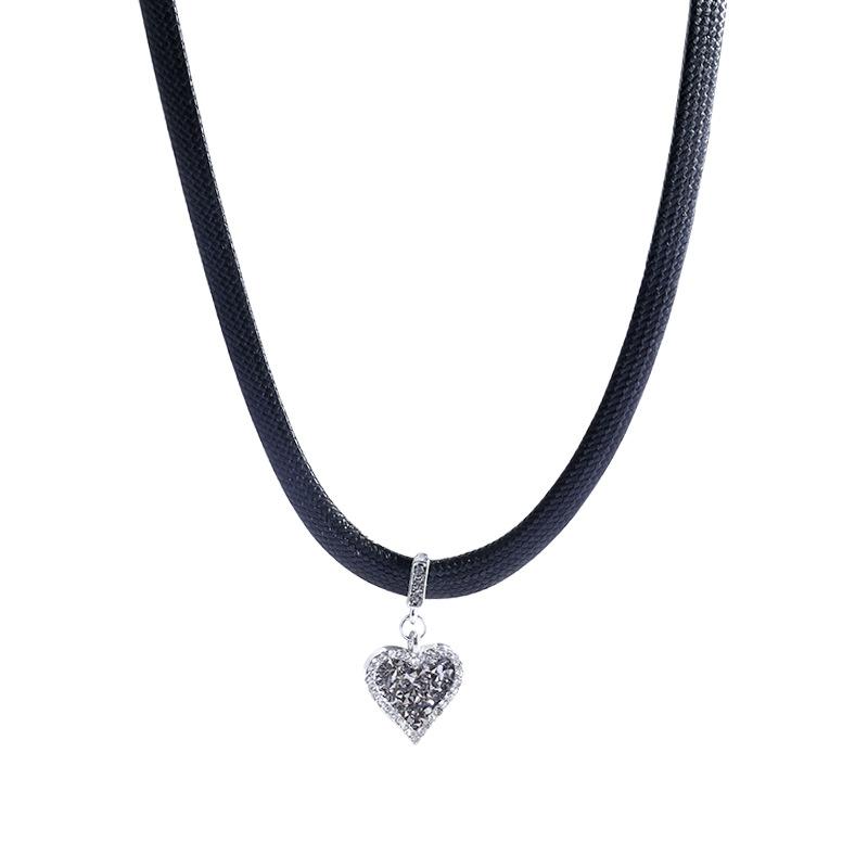 Classic Gothic Black Leather Choker Torques Heart Pendant Necklaces For Women Elegent Fashion Jewelry Valentine's Gifts