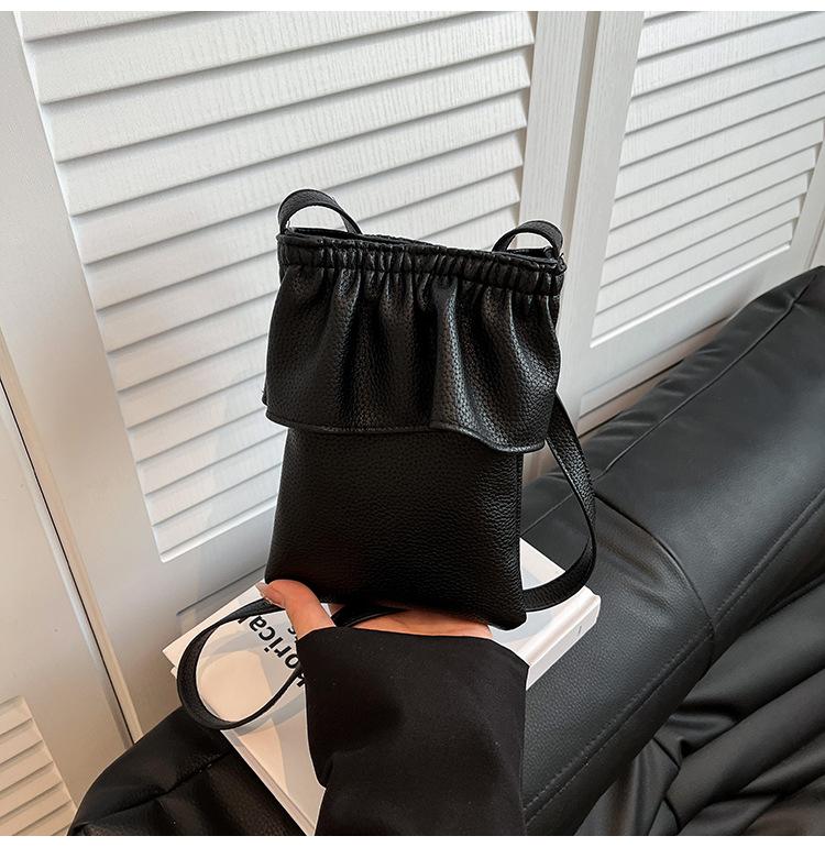 

2025 новый нишевый дизайн корейский стиль маленькая сумка-сачель женская корейская версия простая и легкая сумка-мессенджер изысканная универсальная маленькая сумка чёрный