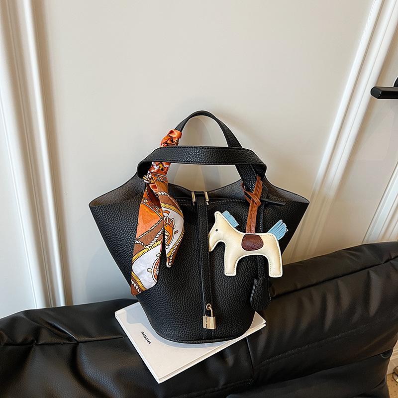 

Niche vegetable basket bag women s large-capacity versatile hand carrying lychee pattern bucket bag portable commuter mother and child bag чёрный