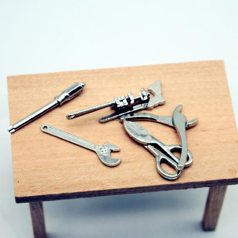 Miniatur-Legierungs-verstellbarer Schraubenschlüssel Zangenwerkzeug Miniatur-Wartungsmodell-Szenen-Requisiten Kawaii Puppenhaus-Dekorationszubehör