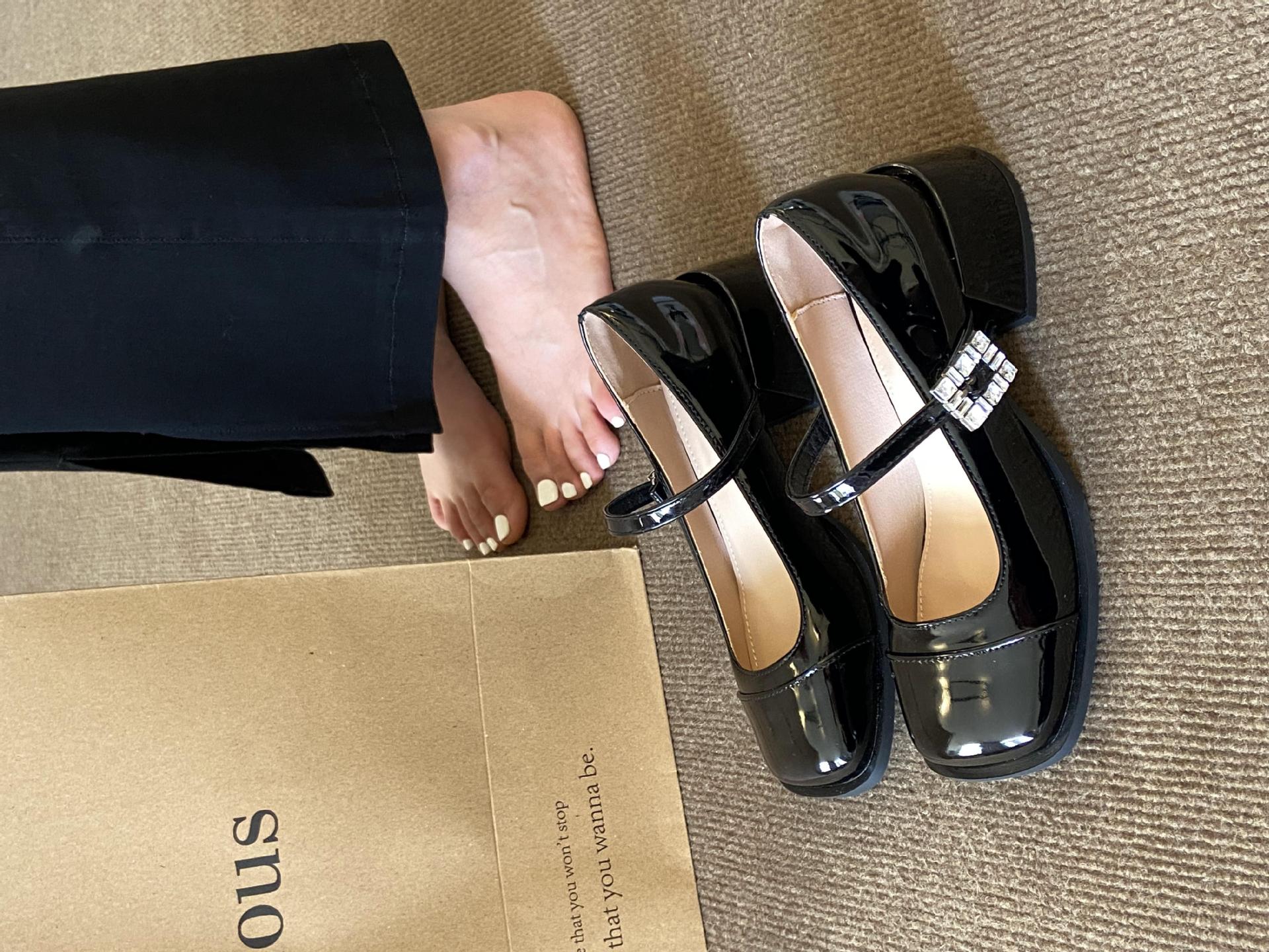 

Ретро Мэри Джейн толстый каблук маленькие кожаные туфли женские новые весна и осень маленький аромат с юбкой неглубокий вырез jk лоферы одинарные туфли 35 чёрный