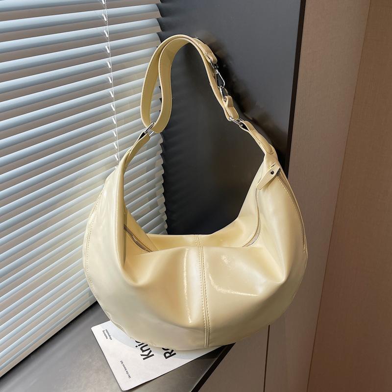 Large-capacity Dumpling-shaped Fashionable Shoulder Bag for Casual Commuting and Underarm Carrying