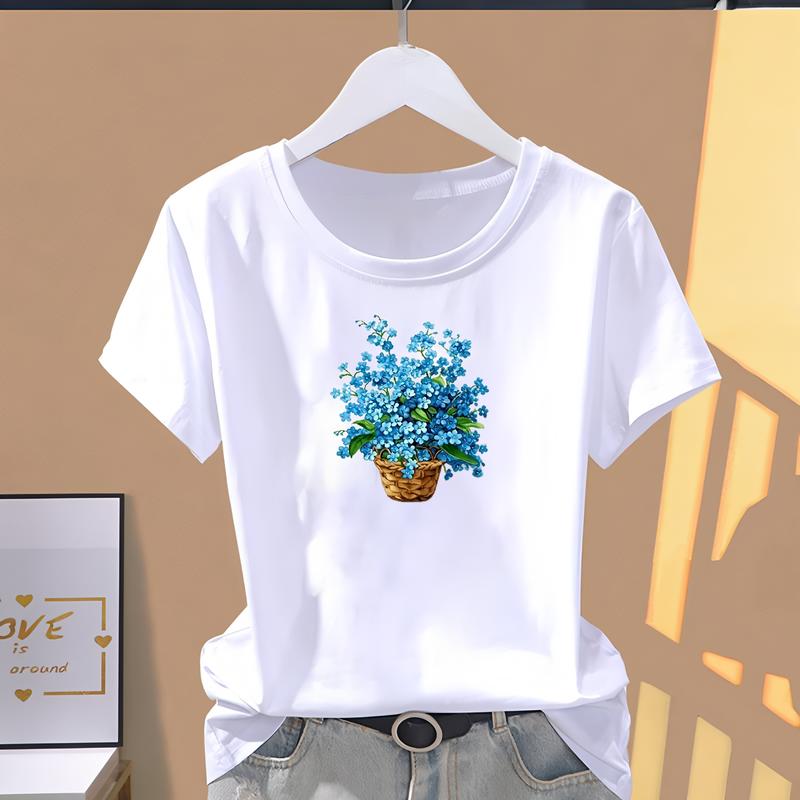 Short-sleeve T-shirt with Trendy Summer Prints, Cute and Fashionable Daily Wear for Women.
