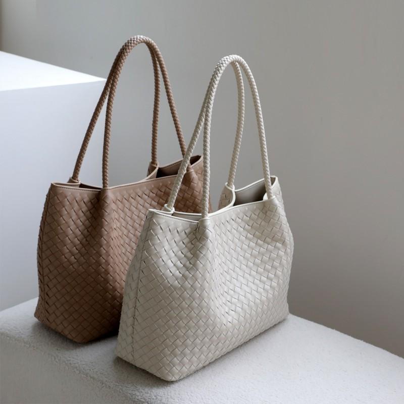 Handgewebte Leder-Tragetasche Damen Mittlere Größe Crossbody oder Unterarm-Stil Weiches Echtes Rindsleder Minimalistisches Schickes Design