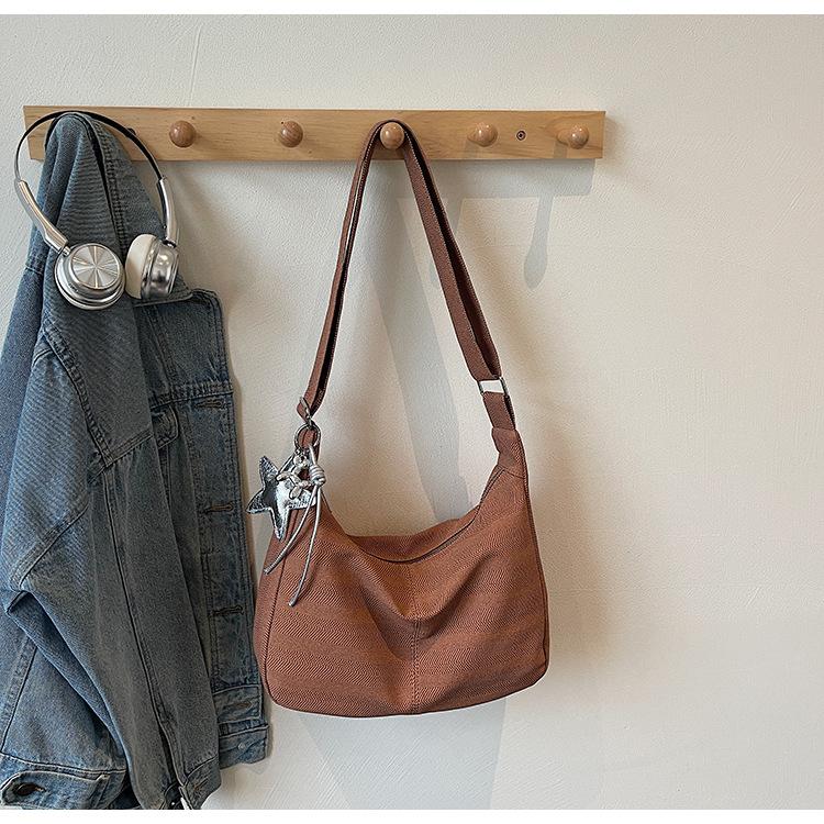 

Summer new candy color messenger bag women s bag 2025 fashion simple casual soft cloth bag one shoulder bag dumpling bag коричневый