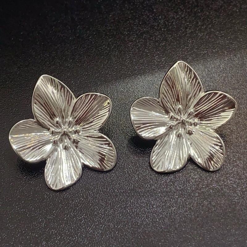European and American exaggerated personality pleated texture flower titanium steel stud earrings, retro design sense gold five-petaled flower 