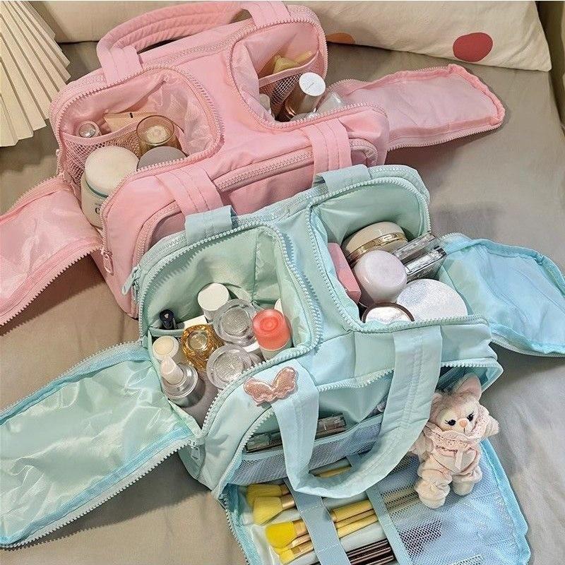 Grande Trousse de Maquillage Matelassée - Élégante, Légère, Portable, avec Compartiments et Double Ouverture pour le Voyage et les Articles de Toilette.