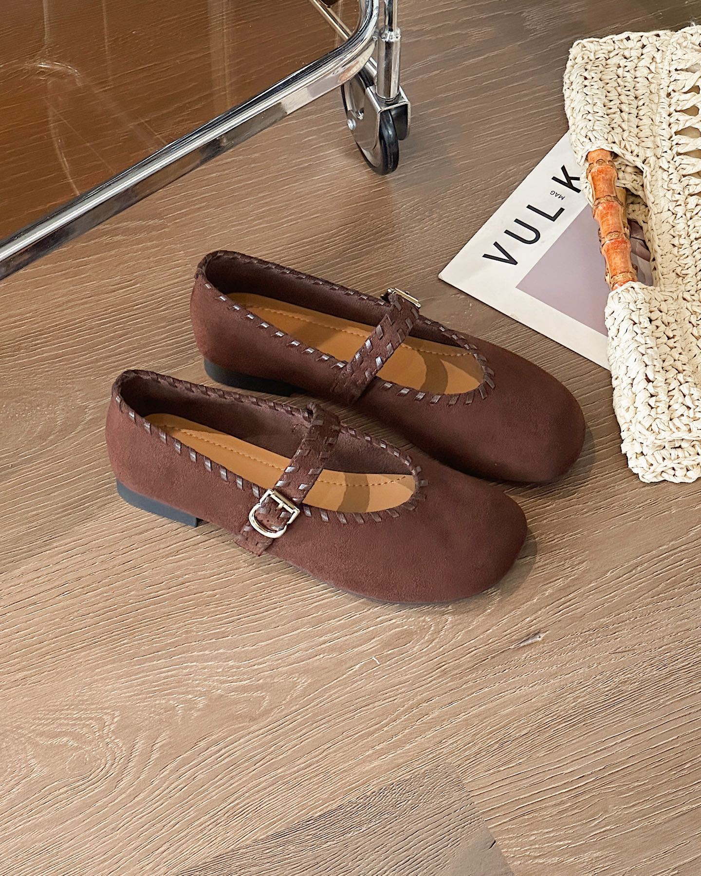 

Корейская версия туфель Мэри Джейн из матовой кожи женские 2025 новые осенние туфли бабушки на плоской подошве с мелким вырезом одинарные туфли балетки 39