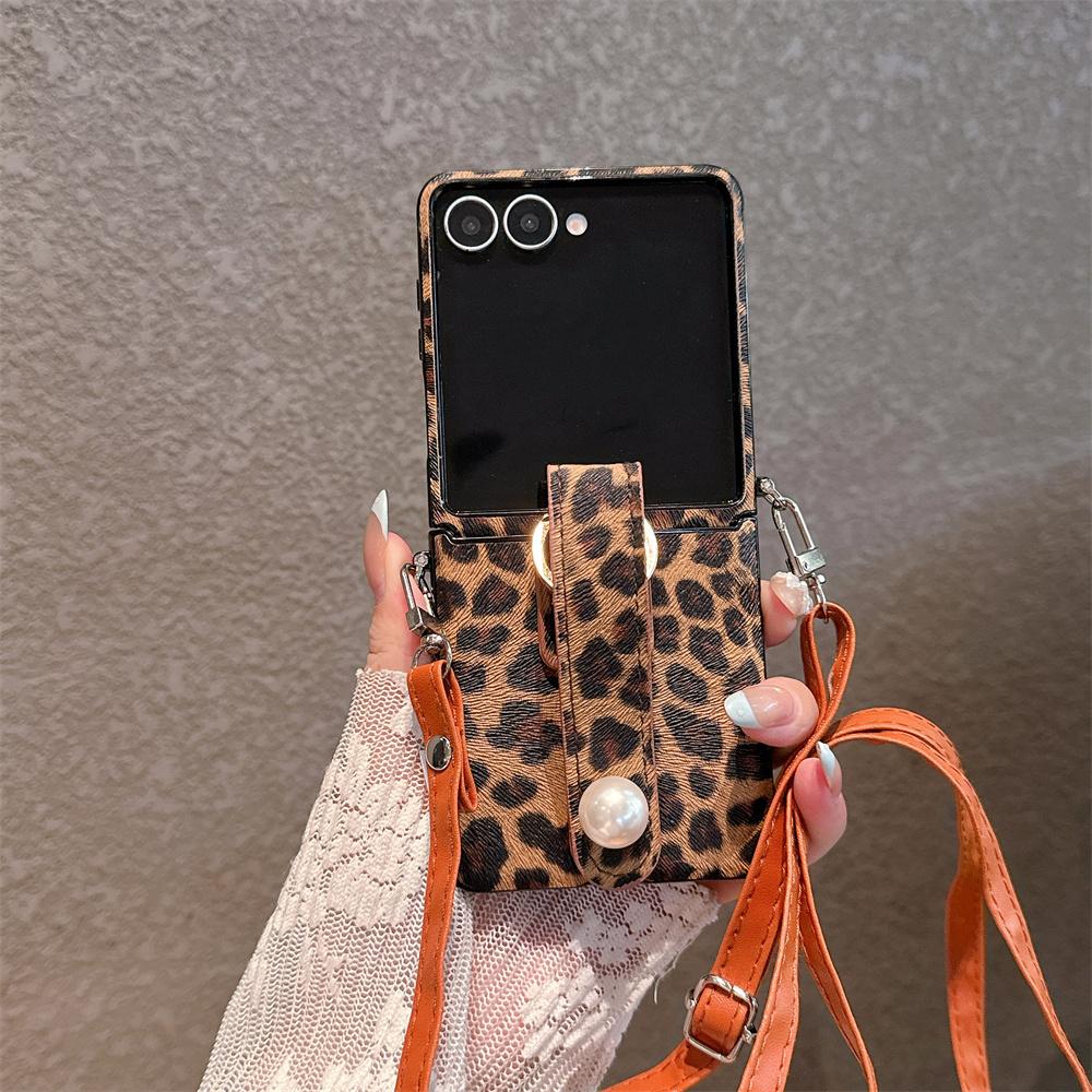 Luxury Retro Leopard Print Leather Pearl Wristband Phone Case for SamSung Galaxy Z Flip 7 6 5 Crossbody Hand Strap Protect Cover