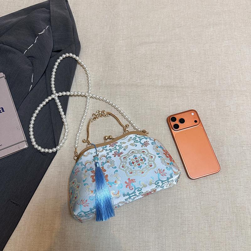 Elegant Chinese Embroidery Ladies Handbag with Pearl Chain Crossbody Fashion Shell Shoulder Bag for Evening Parties