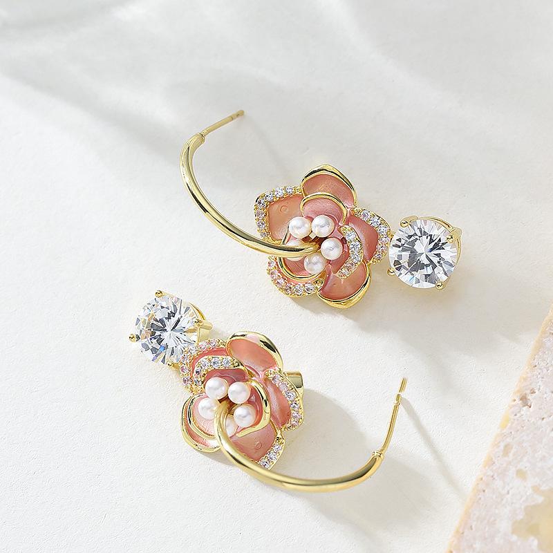 

Korean version of gentle temperament fairy wind drip oil inlaid pearl camellia earrings light luxury high sense exquisite noble earrings рожевий