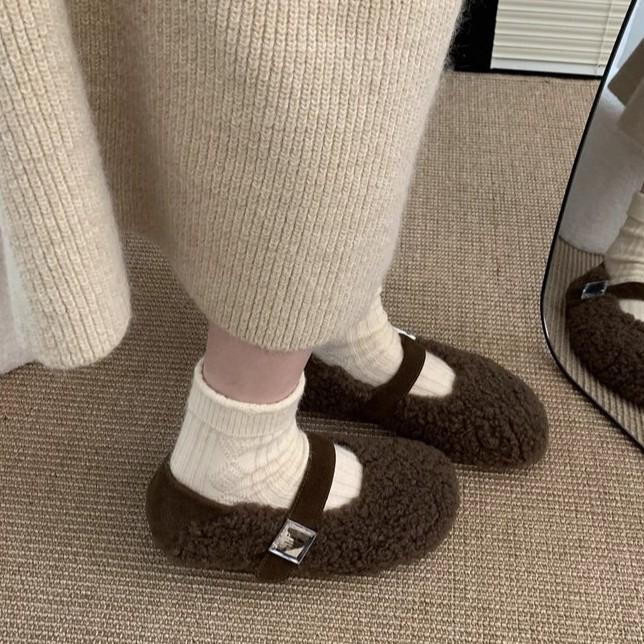 [Youshilai] Retro Light-mouth Fluffy Shoes for Women's 2025 Winter New Fashion Two Wear Soft Soles To Keep Warm and One Pedal