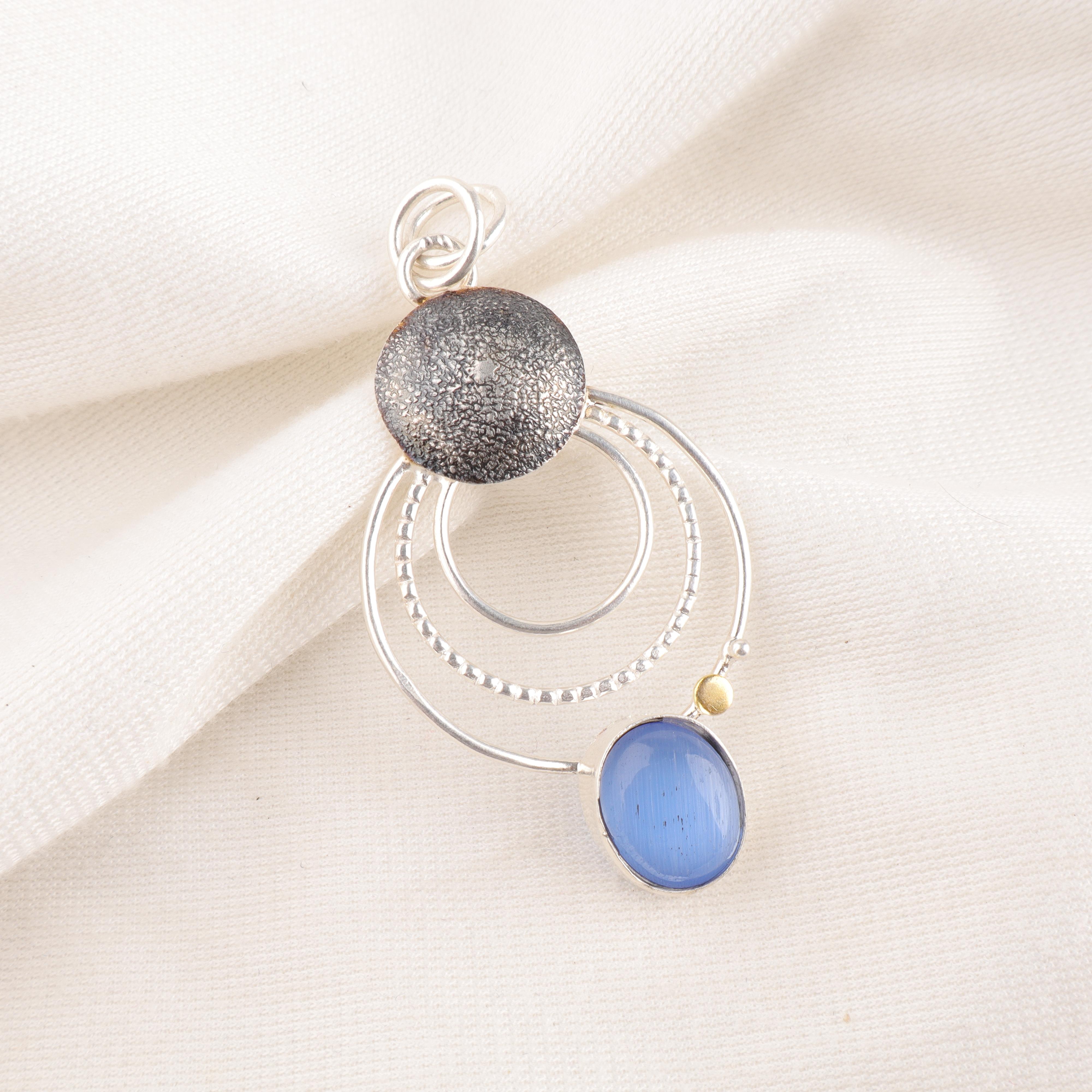 

Кулон с камнем «кошачий глаз» темно-синего цвета, дизайнерское ювелирное изделие из стерлингового серебра 925 пробы, духовный кулон ручной работы, подарок для сестры 2.32 inches синий