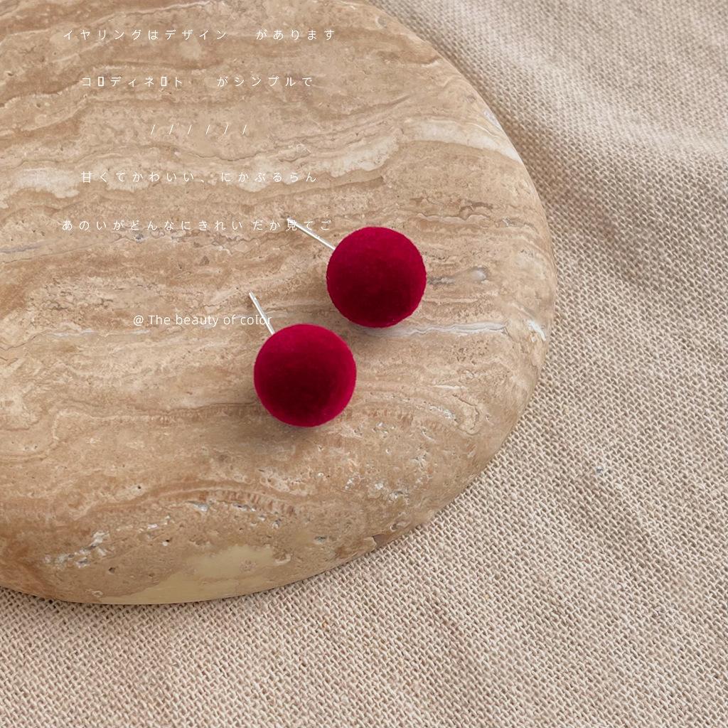 São muito populares no inverno~ Brincos de tarraxa redondos geométricos de fleece cor de vinho, brincos simples.