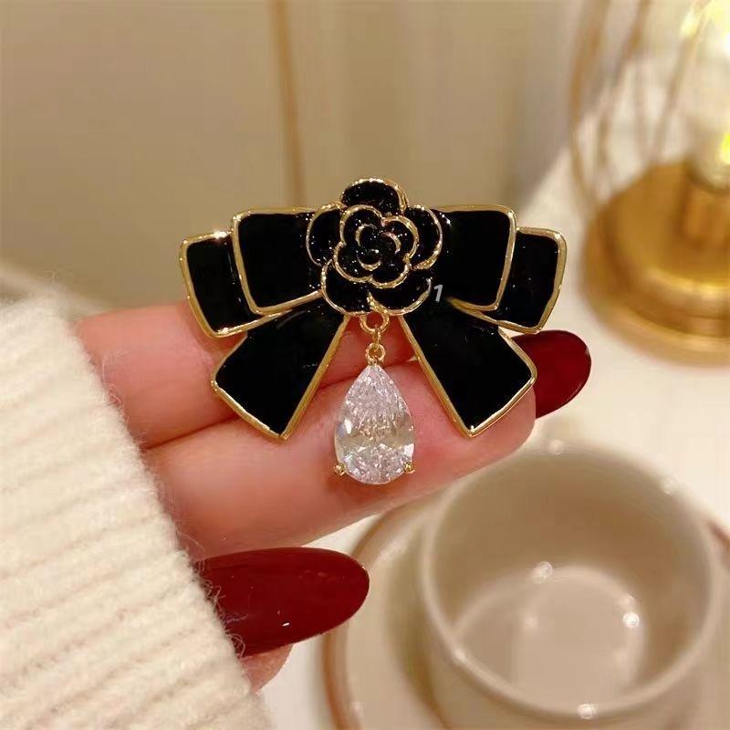 

Camellia Bow Brooch Black Oil-Drip Metal Mourning Corsage Pin French Elegant Bag Clothes Scarf Accessory Brooch Suit Pin Buttons one size