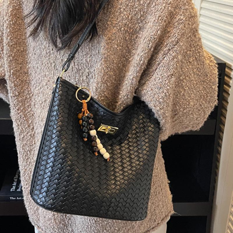 Woven bucket bag bag women's 2025 new fashion daily simple leisure commuter tote armpit bag