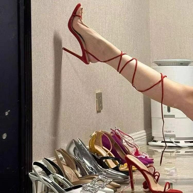 2025 nové červené sandály s otevřenou špičkou, dutým křížovým páskem, páskem přes nárt, matným jehlovým vysokým podpatkem, dámské boty