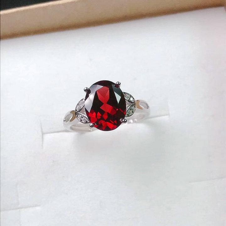 Elegantní prsten s oválným granátem z červeného drahokamu - Dámský trendy niche design pro svatby