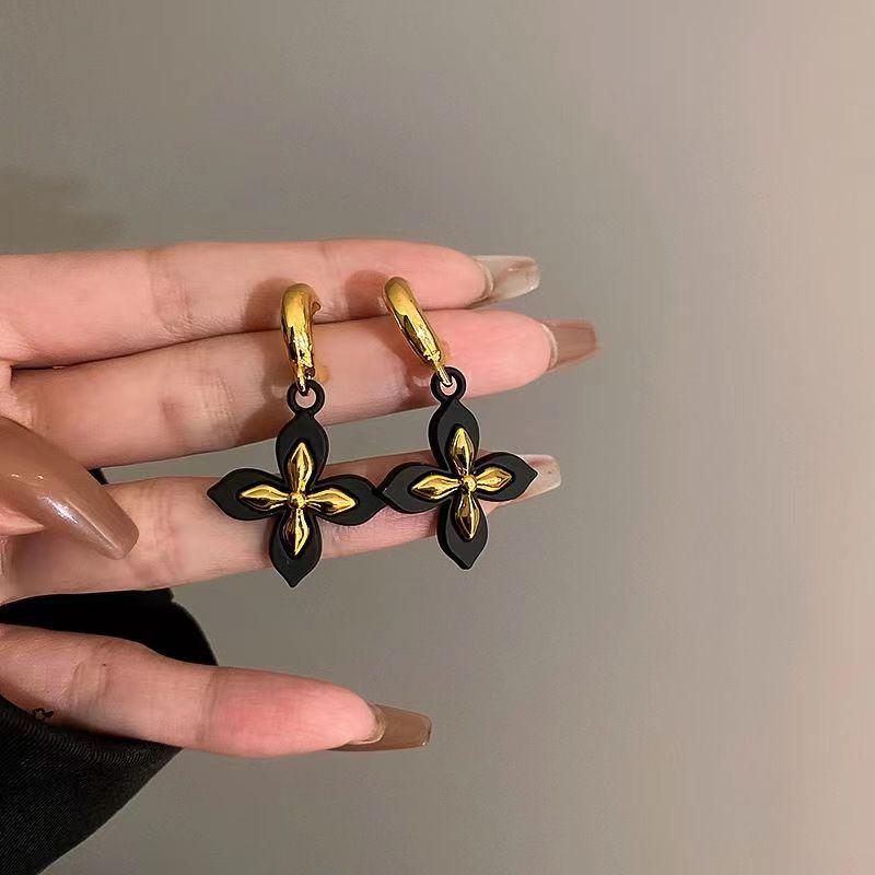 Retro Geometric C-shaped Black Flower Stud Earrings - High-end, Unique & Versatile Design. золотой