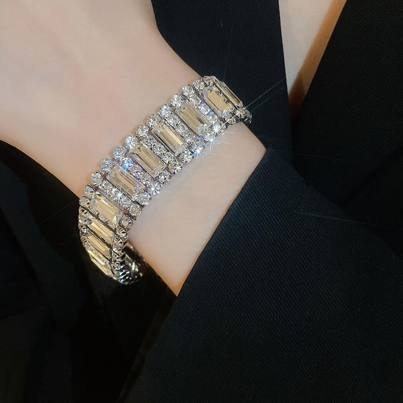 Zircon Round Geometric Flower Bracelet Vintage Style Bracelet Light Luxury High-End Hand Jewelry For Women