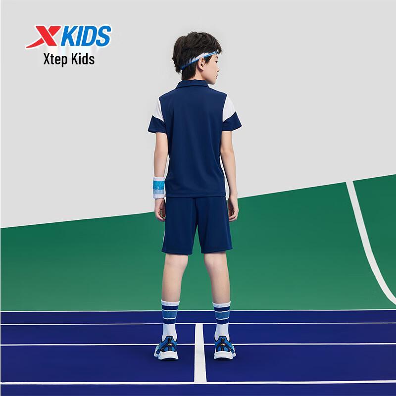 Xtep Set tricotat cu mânecă scurtă, cu imprimeu de tenis, cu uscare rapidă, pentru băieți