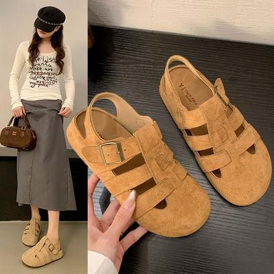 Die neue Frühjahr/Sommer 2025 Kollektion vielseitiger, flacher und lässiger römischer Sandalen von The Leader Dancer