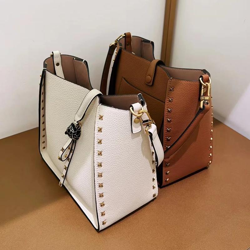Echt Lederen Nieten Emmer Tas met Tijgerkop - Trendy Europese & Amerikaanse Crossbody Schouder Handtas