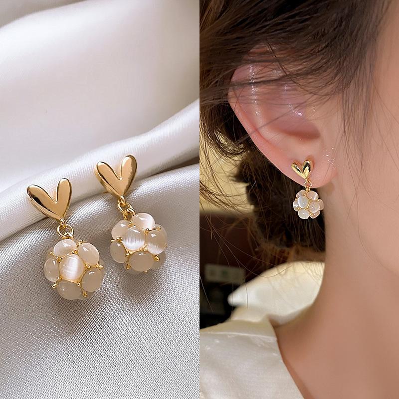 Ins Wind Pearl Love Earrings Women's Exquisite Niche Versatile High-end Stud Earrings 925 Silver Needle Explosive Earrings Wholesale