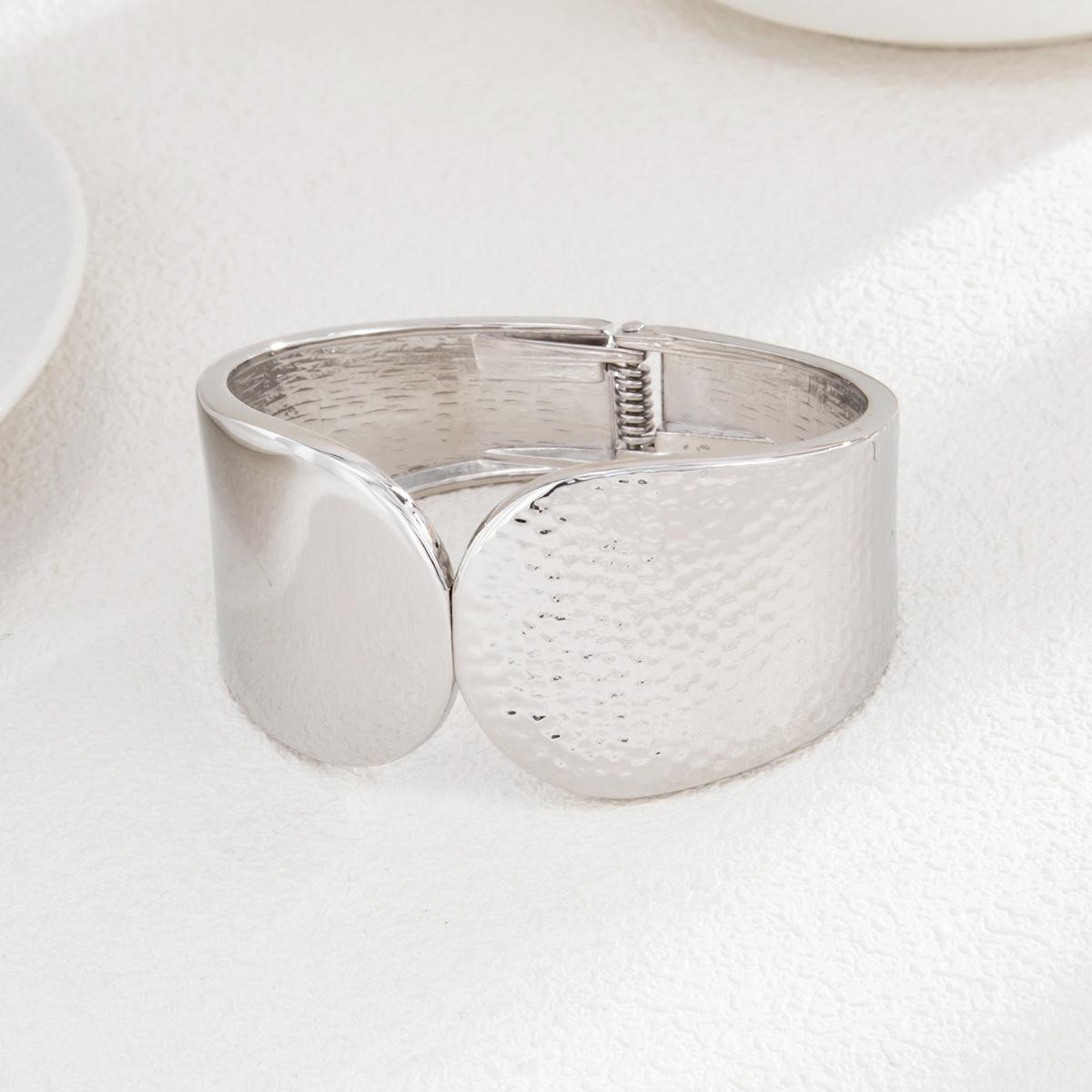 

Дизайн ювелирных изделий Sense Геометрическая глянцевая поверхность Широкий браслет Ниша Текстура Sense Открытый браслет Браслет