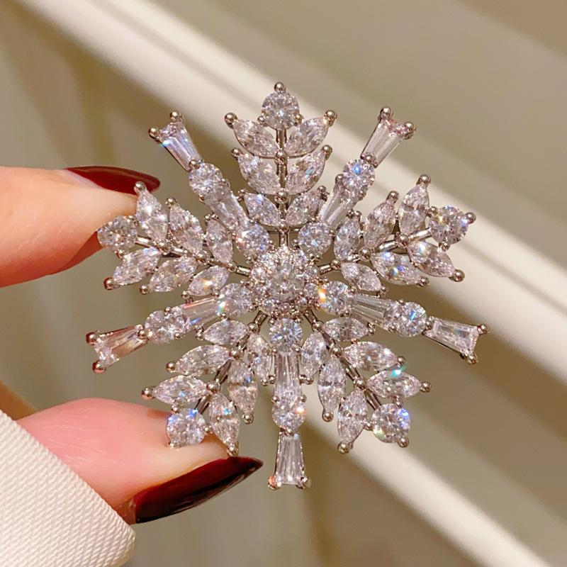 

Sparkling Snowflake Brooch Crystal Rhinestone Ladies Winter Fashion Jewelry Christmas Party Decoration Coat Sweater Pin срібний