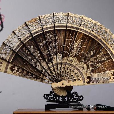 Ventaglio Pieghevole della Ficedula Dorata: Legno Massello, Intaglio Traforato, Stile Cinese Classico con Decorazione a Nappa.