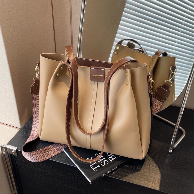 

Retro High-end Versatile Tote Bag: Elegant Fashion Handbag with Luxurious Texture, Ideal for Commute and Crossbody Use брудно-білий